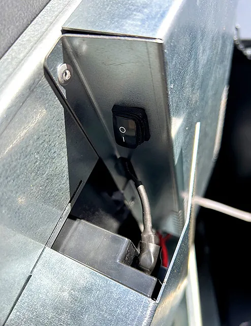 Nærbilde av strømbryter og kabling for batteriboksen i ozon-desinfeksjonssystemet.