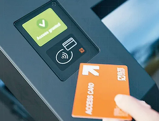 RFID-kort holdes foran leser på avfallssystemets kontrollpanel med grønt lys som indikerer godkjent tilgang.