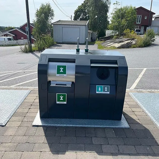 Dypoppsamlere av typen UWS fra ABC Miljø. Viser komplett nedgravd system med flere bunntømte beholdere for ulike fraksjoner.