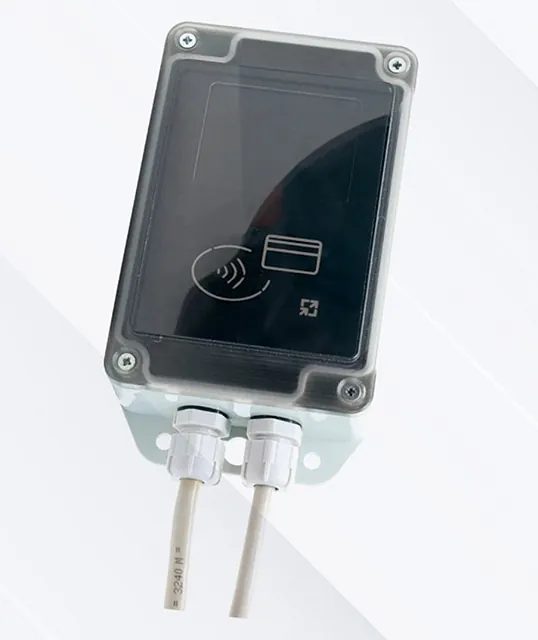 RFID-modul med kabler og festebrakett for montering på avfallsbeholder, viser symbol for trådløs tilkobling og kortleser.
