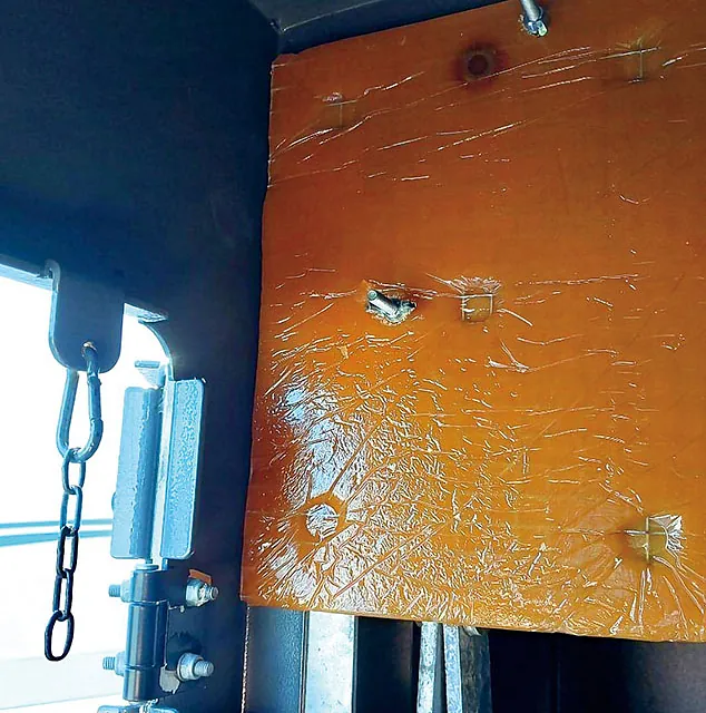 Luktreduserende gelmatte montert inne i en avfallscontainer, festet med bolter til toppseksjonen for å nøytralisere vond lukt