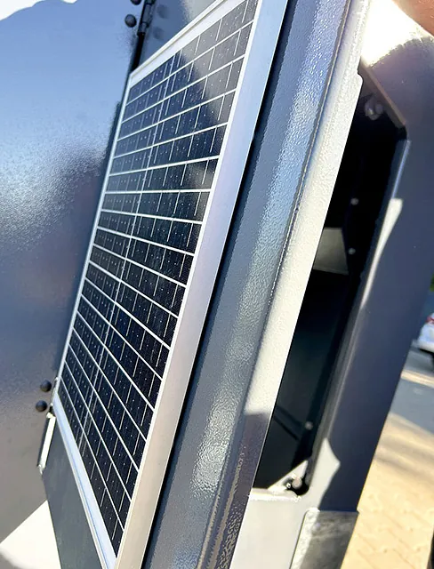 Solcellepanel montert på utsiden av en avfallscontainer, brukt for drift av ozongenerator.